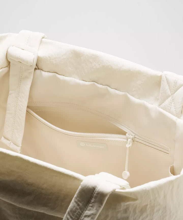 Lululemon Women’s On My Level Carryall Tote Bag 27.5L